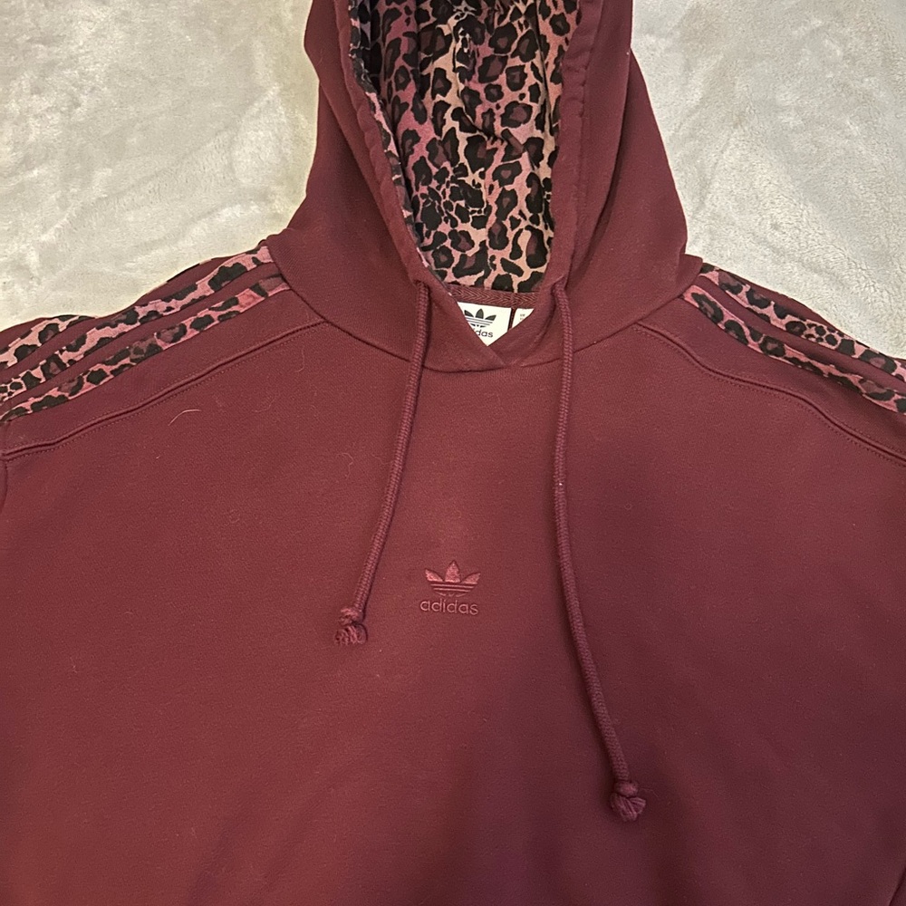 Adidas Cropped hoodie in burgundy leopard